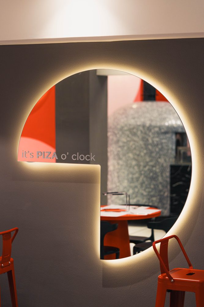 PIZA: espejo iluminado "it's PIZA o' clock"